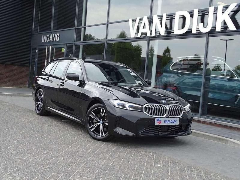 Zwart Gebruikt 2024 BMW 330e M Sport Stationwagen | € 47.850 (Super prijs) - Afbeelding 1/4