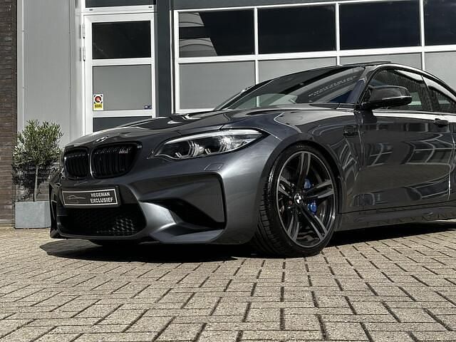 Grijs, metallic lak Gebruikt 2018 BMW M2 Comfort Edition Coupé | € 45.890 (Eerlijke prijs) - Afbeelding 1/3