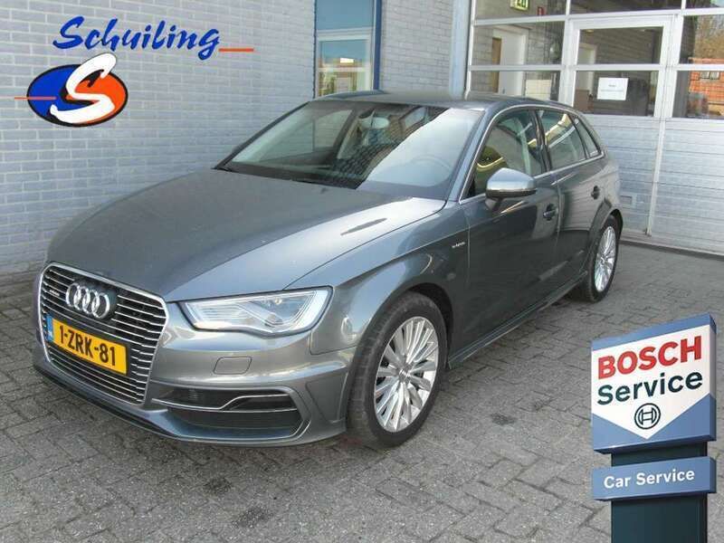 Grijs, metallic lak Gebruikt 2015 Audi A3 Sportback Attraction Hatchback | € 14.950 (Duur) - Afbeelding 1/4