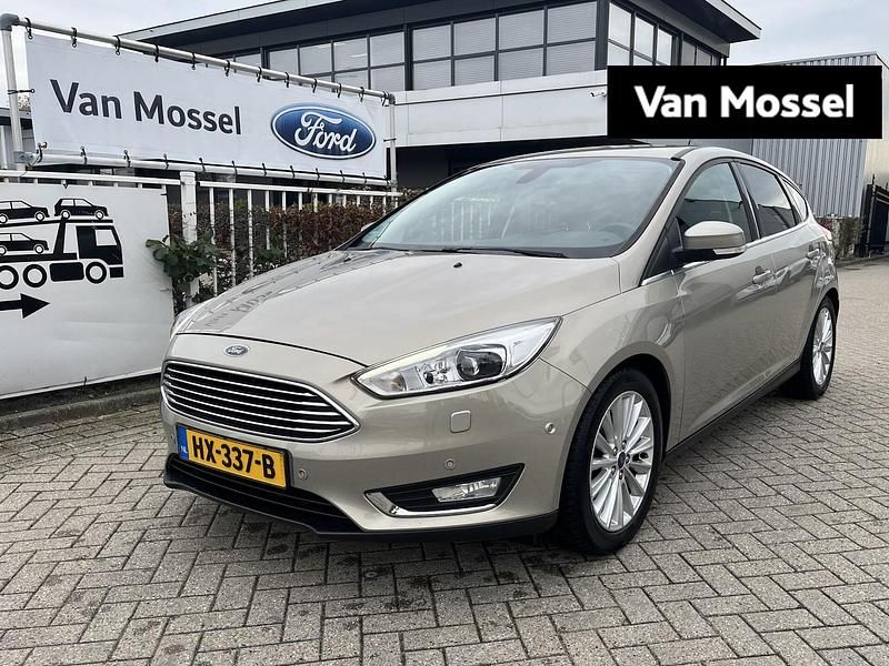 Grijs Gebruikt 2016 Ford Focus Titanium Hatchback | € 11.495 (Eerlijke prijs) - Afbeelding 1/4