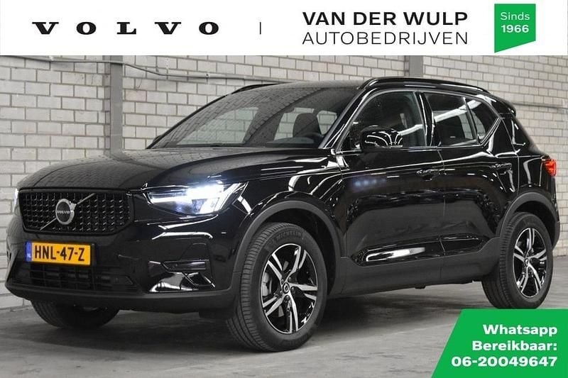 Zwart Gebruikt 2025 Volvo XC40 Plus SUV | € 46.950 (Eerlijke prijs) - Afbeelding 1/4