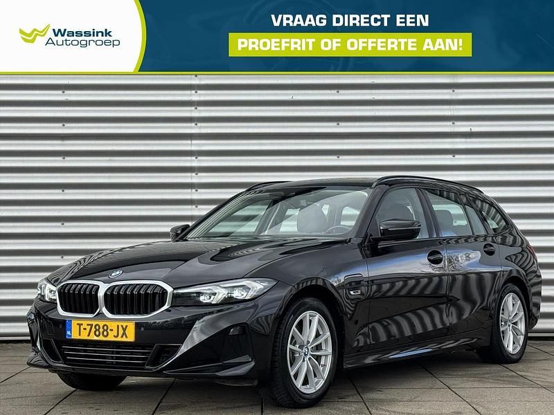 Zwart Occasion 2023 BMW 320e Basis Stationwagen | € 33.915 (Eerlijke prijs) - Afbeelding 1/1