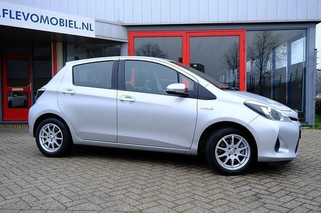 Occasion Toyota Yaris 75 PK (55 kW) 2012 Grijs Hatchback