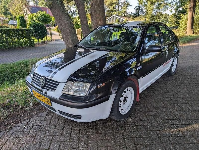 Zwart Gebruikt 1999 VW Bora Trendline Sedan | € 1.200 (Goede deal) - Afbeelding 1/4
