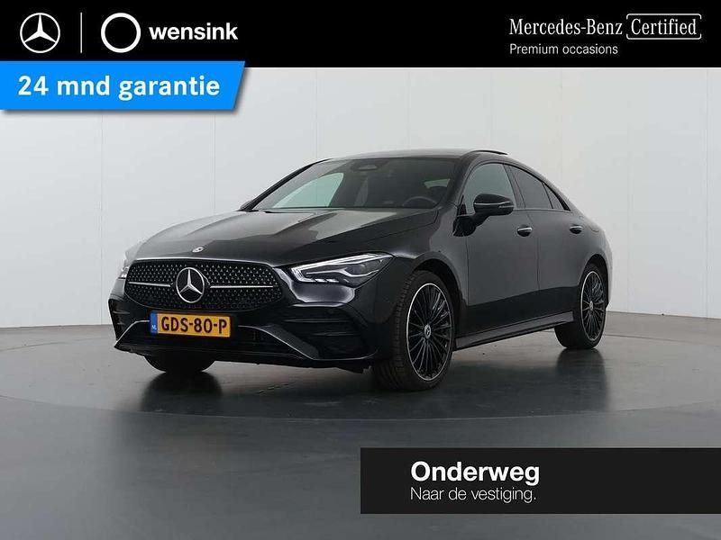 Zwart Gebruikt 2024 Mercedes CLA250e AMG line Sedan | € 43.350 (Duur) - Afbeelding 1/4