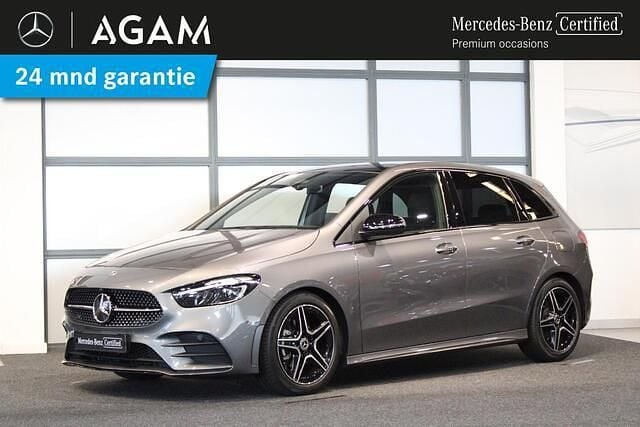 Grijs Gebruikt 2024 Mercedes B180 AMG line MPV | € 43.950 (Eerlijke prijs) - Afbeelding 1/4