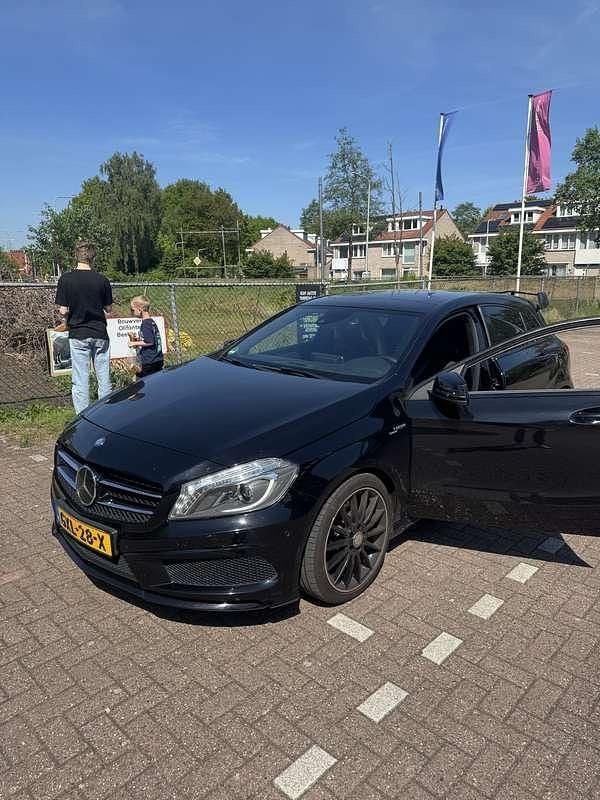 Zwart Occasion 2015 Mercedes A200 Stationwagen | € 14.500 (Goede deal) - Afbeelding 1/4