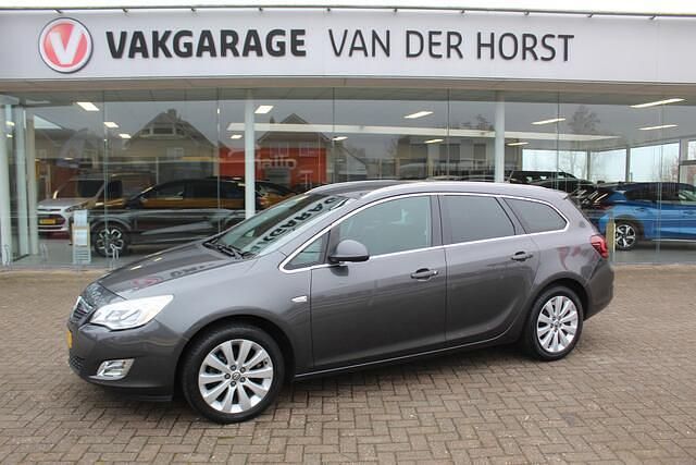 Grijs Gebruikt 2012 Opel Astra Cosmo Stationwagen | € 5.440 (Eerlijke prijs) - Afbeelding 1/4