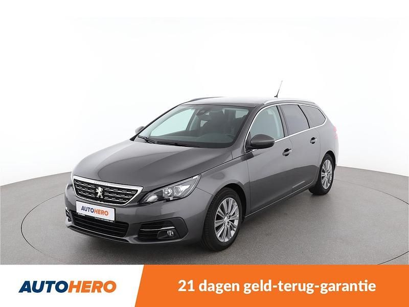 Grijs (metallic) Gebruikt 2020 Peugeot 308 Premium Stationwagen | € 9.549 (Super prijs) - Afbeelding 1/4