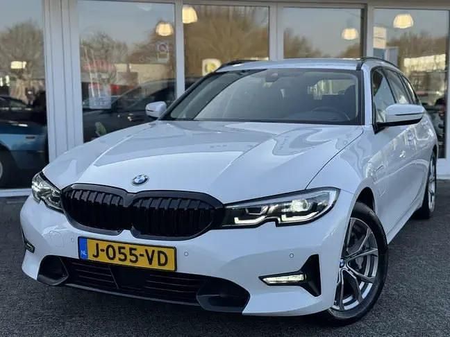 Wit Occasion 2020 BMW 330e Executive Stationwagen | € 22.850 (Eerlijke prijs) - Afbeelding 1/3