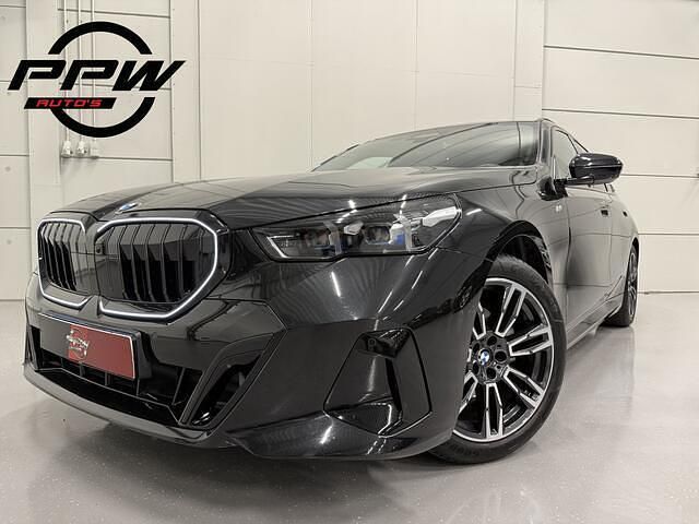 Zwart Gebruikt 2025 BMW 520 M Sport Stationwagen | € 59.850 (Goede deal) - Afbeelding 1/4