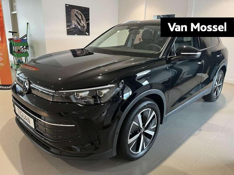 Zwart Nieuw 2025 VW Tiguan Edition SUV | € 60.075 (Duur) - Afbeelding 1/4