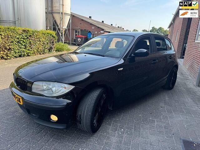 Zwart (metallic) Occasion 2004 BMW 116 Hatchback | € 750 (Super prijs) - Afbeelding 1/4