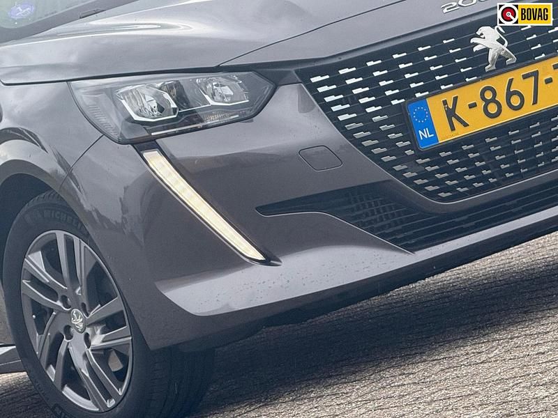 Grijs, metallic lak Gebruikt 2021 Peugeot 208 Active Hatchback | € 13.725 (Goede deal) - Afbeelding 1/4