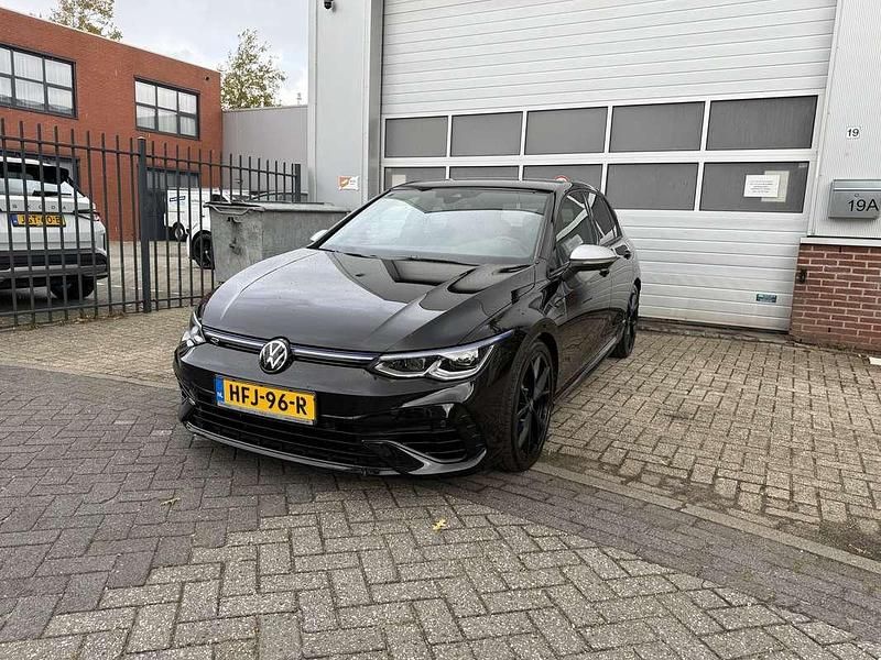 Zwart Gebruikt 2021 VW Golf VIII R Stationwagen | € 40.499 (Eerlijke prijs) - Afbeelding 1/4
