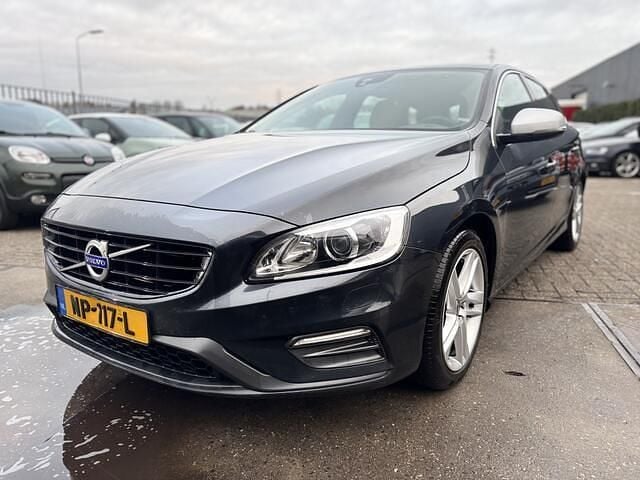 Grijs (metallic) Gebruikt 2017 Volvo V60 R-Design Stationwagen | € 7.950 (Goede deal) - Afbeelding 1/4