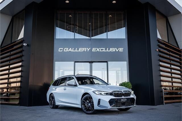 Grijs Gebruikt 2024 BMW 330 M Sport Stationwagen | € 51.495 (Iets duurder) - Afbeelding 1/4