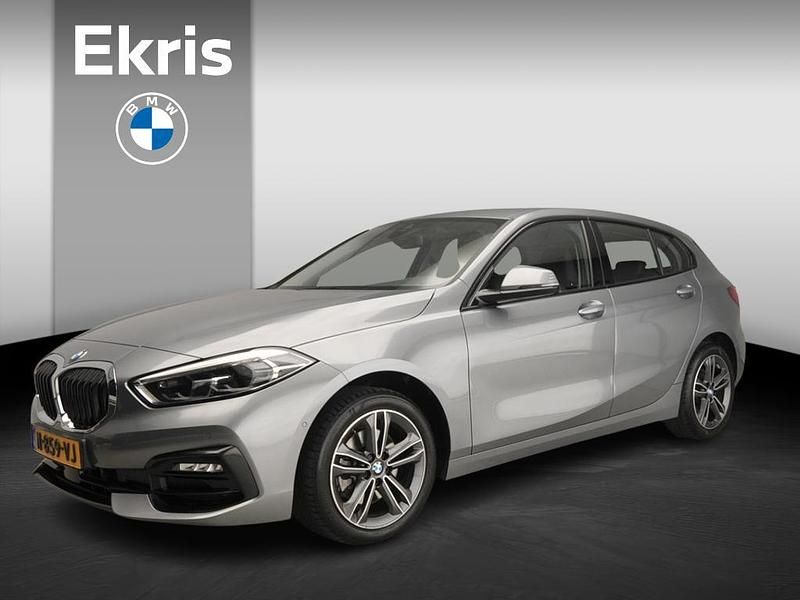 Grijs Occasion 2022 BMW 118 Executive Hatchback | € 23.900 (Eerlijke prijs) - Afbeelding 1/4