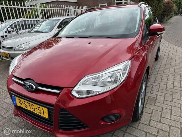 Rood Gebruikt 2013 Ford Focus Stationwagen | € 4.950 (Eerlijke prijs) - Afbeelding 1/4