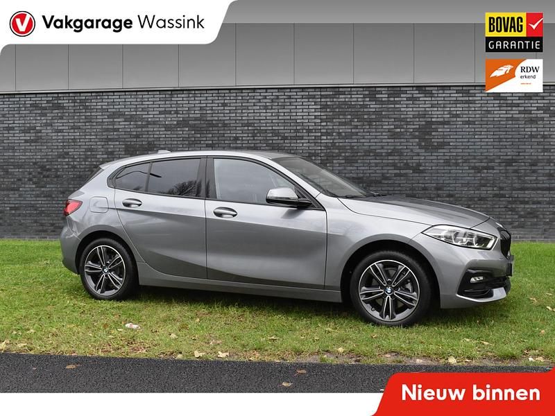 Zilver Gebruikt 2023 BMW 118 Sport Line Hatchback | € 27.440 (Eerlijke prijs) - Afbeelding 1/4