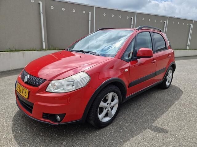 Rood Occasion 2010 Suzuki SX4 MPV | € 4.450 (Eerlijke prijs) - Afbeelding 1/4