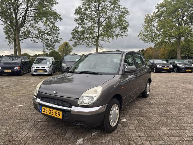 Grijs Gebruikt 1999 Daihatsu Sirion Hatchback | € 1.649 (Eerlijke prijs) - Afbeelding 1/4