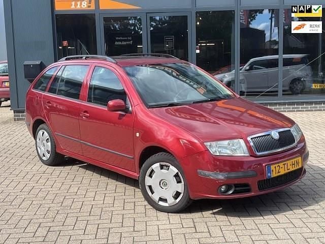 Rood Occasion 2006 Skoda Fabia Hatchback | € 999 (Eerlijke prijs) - Afbeelding 1/4