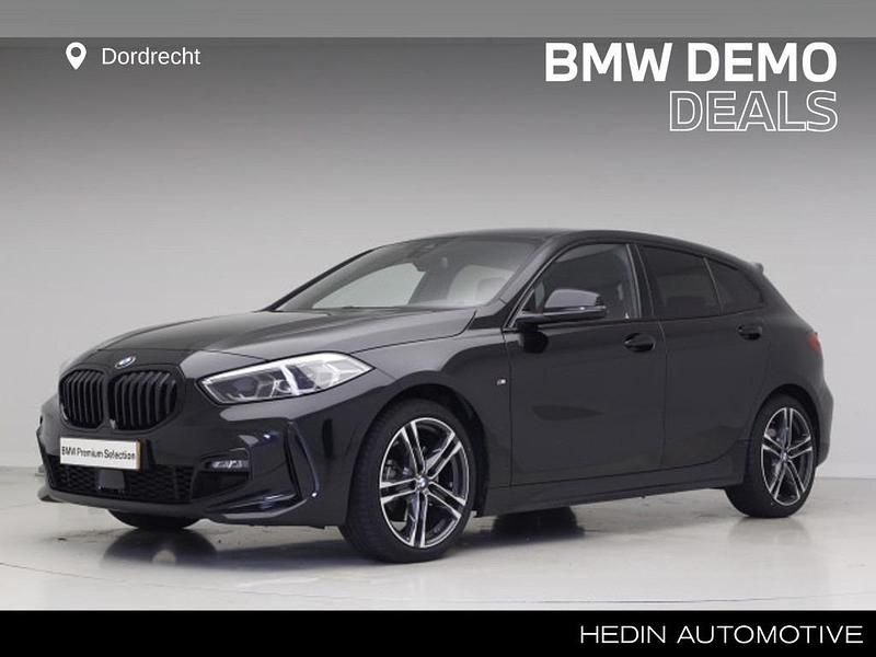 Saphirschwarz metallic (zwart metallic) Gebruikt 2023 BMW 118 Comfort Edition Hatchback | € 34.895 - Afbeelding 1/4