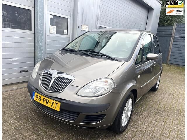 Grijs (metallic) Gebruikt 2004 Lancia Musa MPV | € 1.250 (Eerlijke prijs) - Afbeelding 1/4
