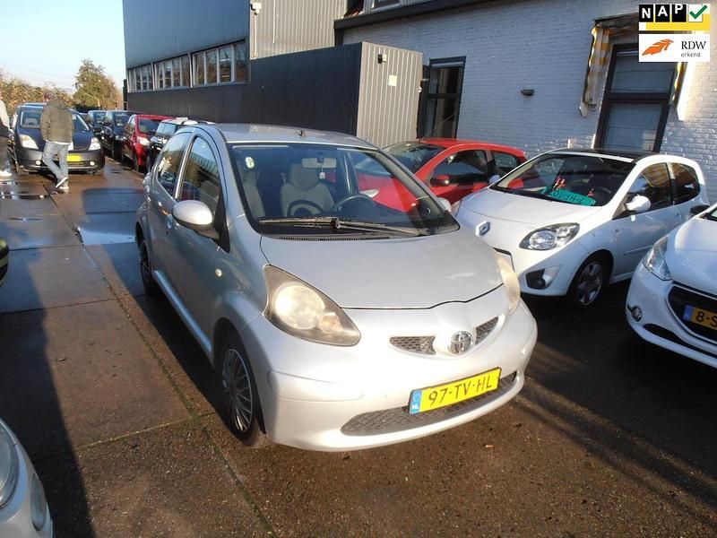 Grijs Gebruikt 2007 Toyota Aygo Hatchback | € 1.450 (Eerlijke prijs) - Afbeelding 1/4