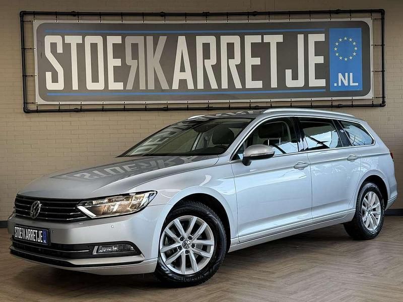 Grijs Gebruikt 2016 VW Passat Comfortline Stationwagen | € 13.445 (Goede deal) - Afbeelding 1/4