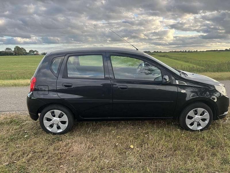 Zwart Gebruikt 2010 Chevrolet Aveo LS Hatchback | € 1.750 (Eerlijke prijs) - Afbeelding 1/4