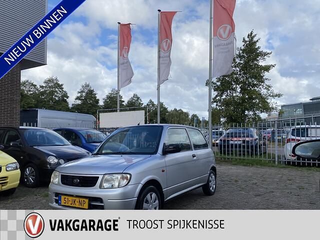 Grijs, metallic lak Gebruikt 2002 Daihatsu Cuore Hatchback | € 850 (Eerlijke prijs) - Afbeelding 1/4