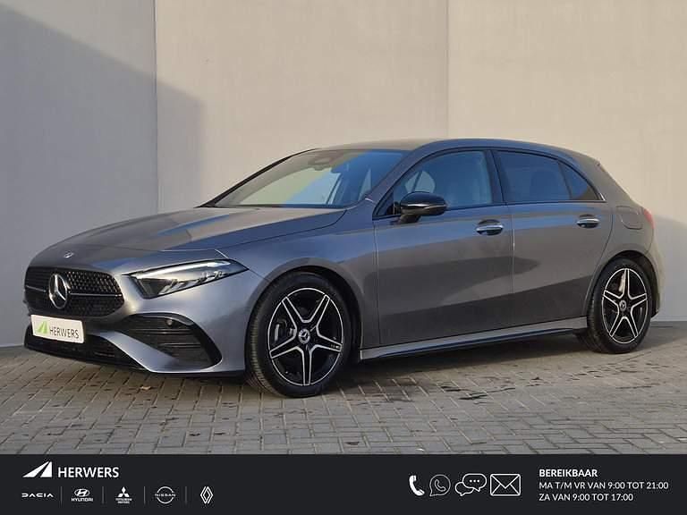 Mountain gray metallic finish (787u) (grijs metallic) Occasion 2024 Mercedes A160 AMG line Sedan | € 30.985 - Afbeelding 1/4