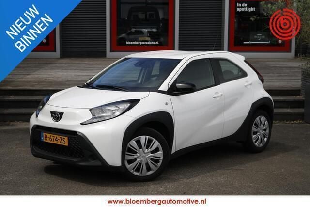 Wit Gebruikt 2023 Toyota Aygo Play Hatchback | € 16.900 (Eerlijke prijs) - Afbeelding 1/4