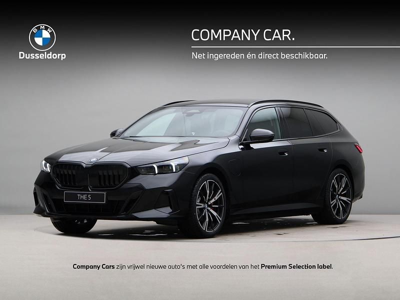 Zwart Occasion 2025 BMW 530e M Sport Stationwagen | € 84.859 - Afbeelding 1/4