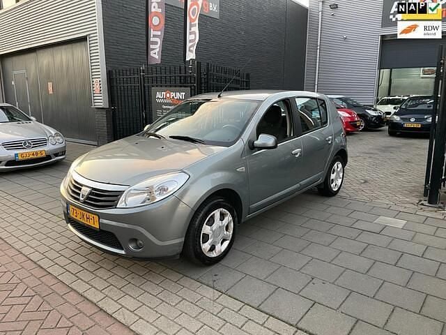 Blauw Gebruikt 2009 Dacia Sandero Lauréate Hatchback | € 1.999 (Eerlijke prijs) - Afbeelding 1/4