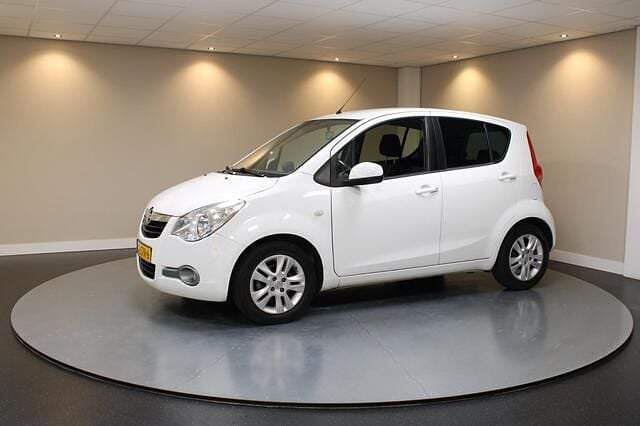 Wit Gebruikt 2011 Opel Agila Edition Hatchback | € 4.440 (Goede deal) - Afbeelding 1/4