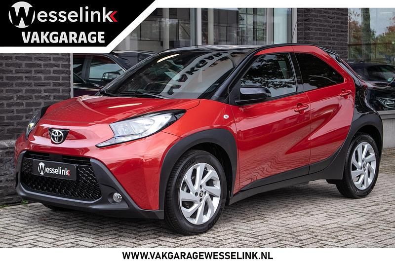 Rood Gebruikt 2022 Toyota Aygo X SUV | € 19.650 - Afbeelding 1/4