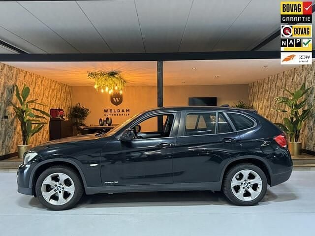 Zwart (metallic) Gebruikt 2010 BMW X1 Executive SUV | € 5.990 (Goede deal) - Afbeelding 1/4