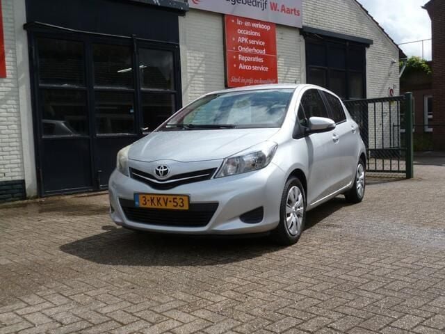 Grijs Gebruikt 2013 Toyota Yaris Hatchback | € 8.750 (Goede deal) - Afbeelding 1/4