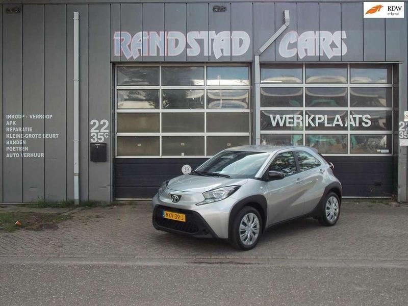 Grijs Gebruikt 2022 Toyota Aygo Hatchback | € 18.499 (Goede deal) - Afbeelding 1/4