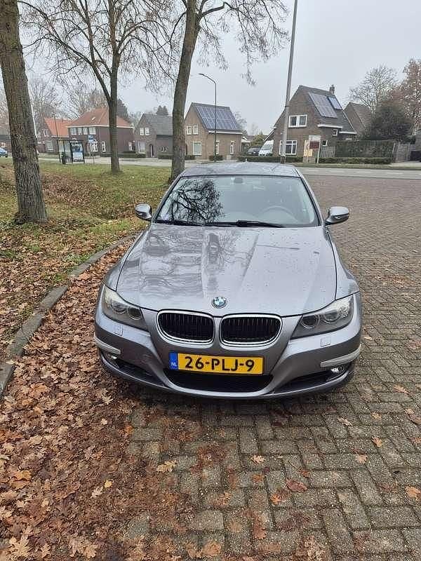 Grijs Gebruikt 2011 BMW 318 Stationwagen | € 4.750 (Eerlijke prijs) - Afbeelding 1/4