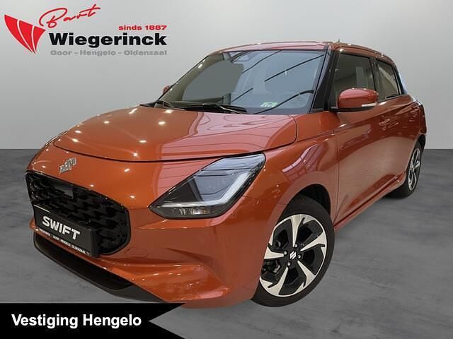 Oranje (metallic) Occasion 2025 Suzuki Swift Style Hatchback | € 20.699 (Eerlijke prijs) - Afbeelding 1/4
