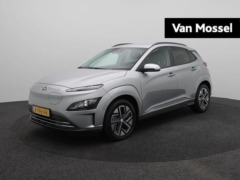 Grijs, metallic lak Gebruikt 2024 Hyundai Kona Pure SUV | € 24.940 - Afbeelding 1/4