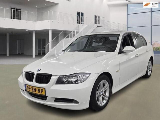 Wit Gebruikt 2008 BMW 318 Sedan | € 3.450 (Eerlijke prijs) - Afbeelding 1/4
