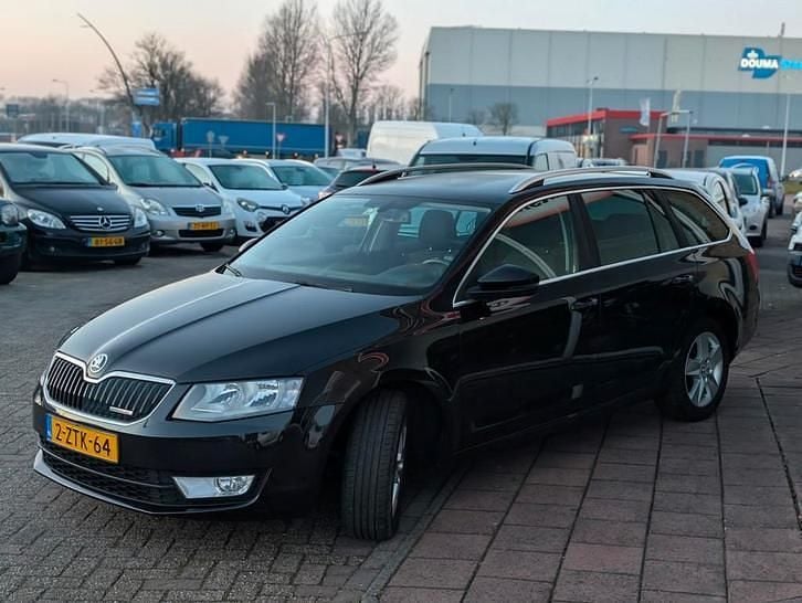 Occasion Skoda Octavia Business Line 110 PK (80 kW) 2015 Zwart (metallic) Stationwagen