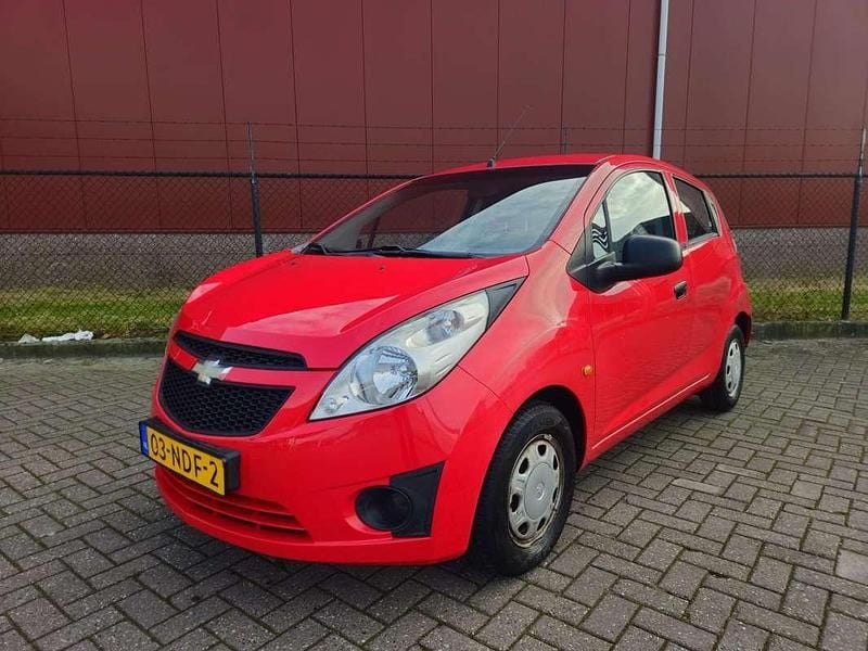 Rood Occasion 2010 Chevrolet Spark Hatchback | € 1.999 (Goede deal) - Afbeelding 1/4