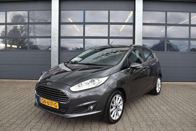 Grijs Gebruikt 2015 Ford Fiesta Titanium Hatchback | € 9.835 (Eerlijke prijs) - Afbeelding 1/4