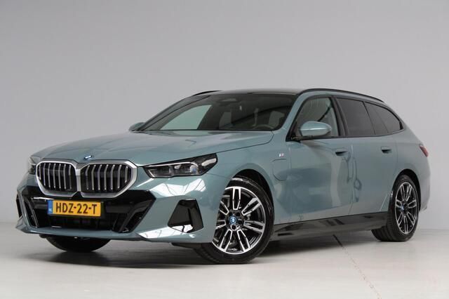 Groen Gebruikt 2025 BMW 530e M Sport Stationwagen | € 67.945 - Afbeelding 1/4